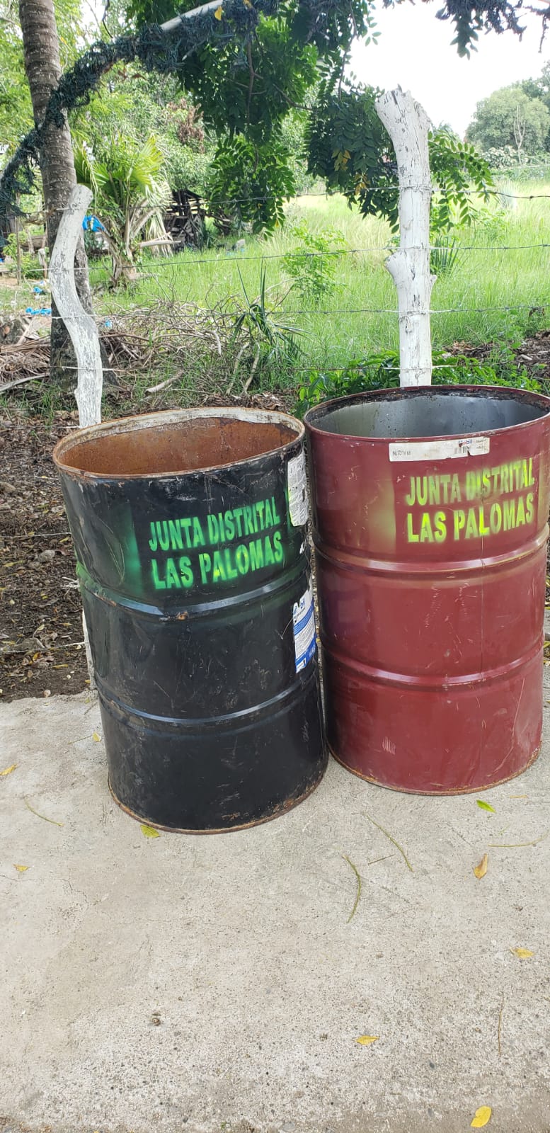 Colocación de barricas (Contenedores) para los desechos solidos sector Los Portes.