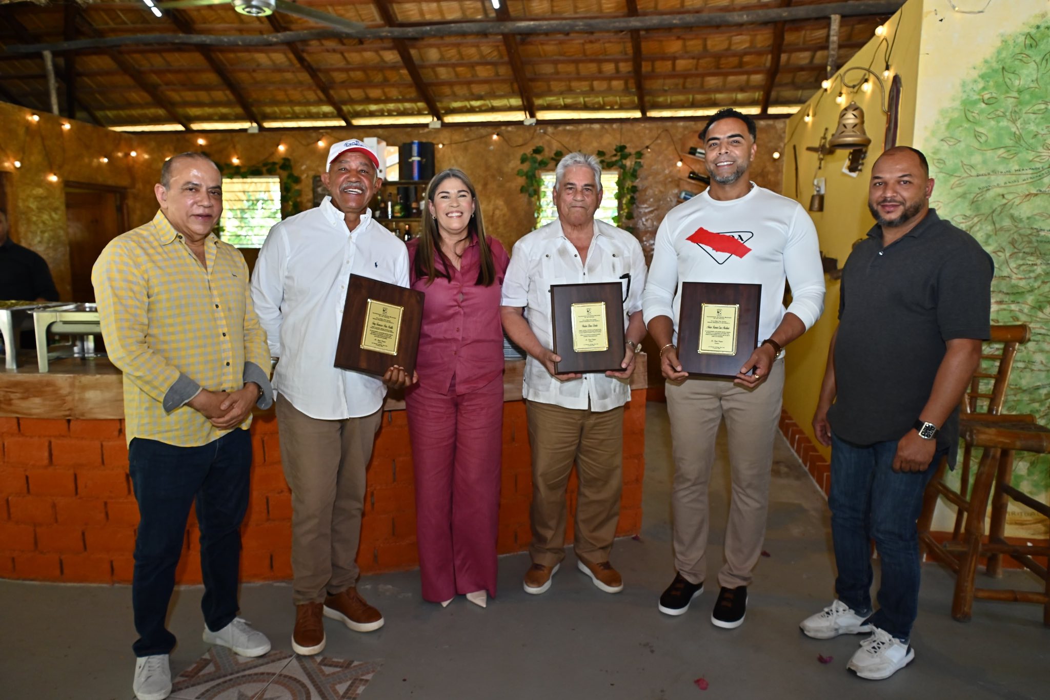 25 de febrero – Nuestra alcaldesa, Raysa Vásquez, junto al Dr. Plutarco Arias y el regidor Elvy Jiménez, compartió con destacadas figuras del béisbol dominicano reconocidas como Visitantes Distinguidos de Las Palomas.