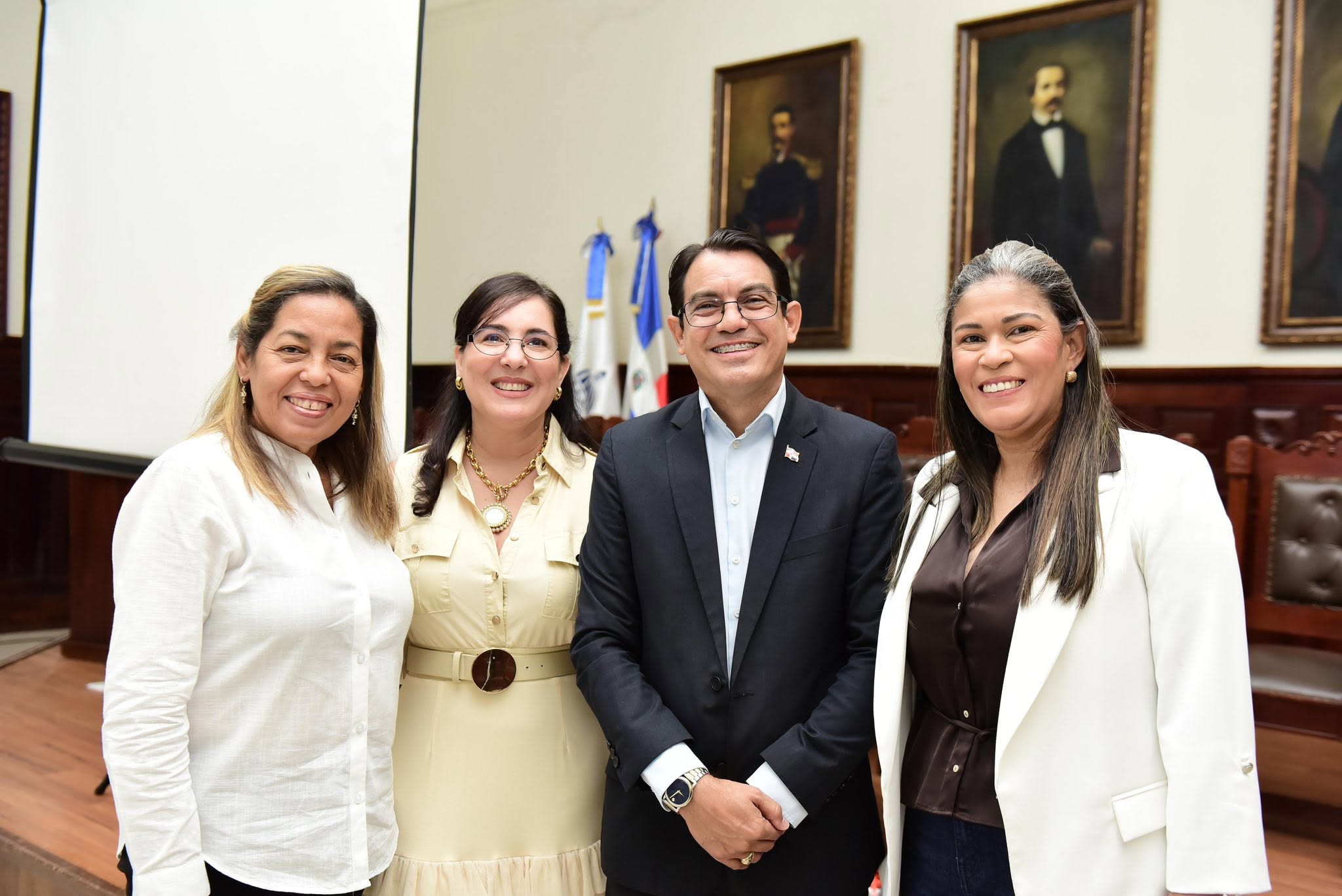 24 de junio – Nuestra alcaldesa @raysavasquez.rd participó en la presentación del Programa de Concientización, Prevención y Educación de la Violencia de Género e Intrafamiliar, una importante iniciativa orientada a fortalecer los valores familiares, promover la cultura de paz y contribuir a la prevención de la violencia en nuestras comunidades.